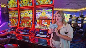 Dealer melakukan pelemparan dadu langsung di studio pgking slot
